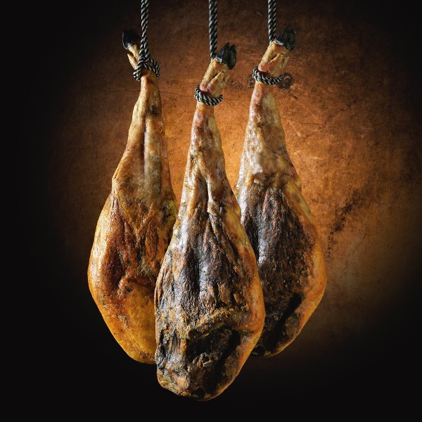 Maestro Jamonero cutting Jamón Pata Negra